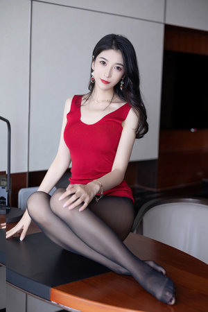 男人把女人按在地下进行强奸，粉粉录像